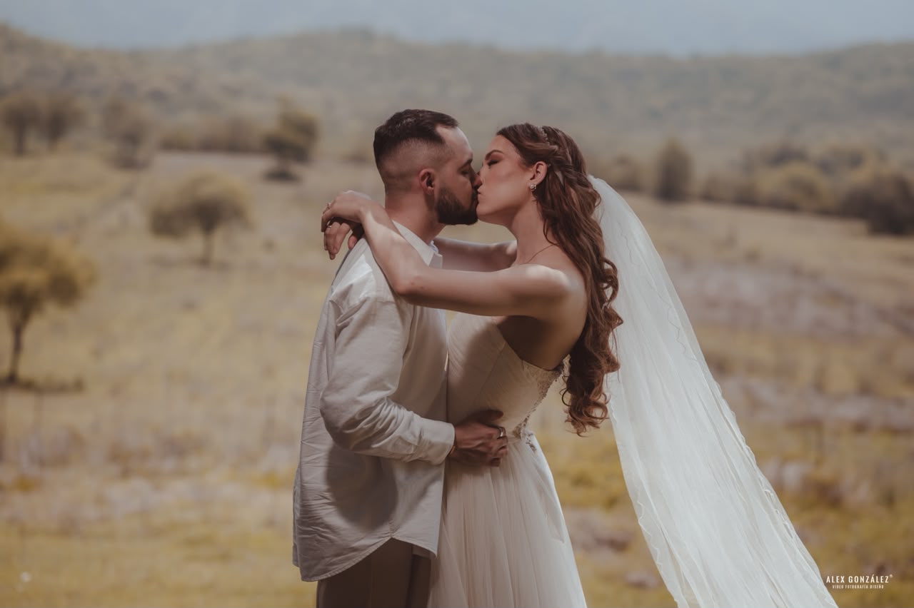 Grecia y Mauricio besándose